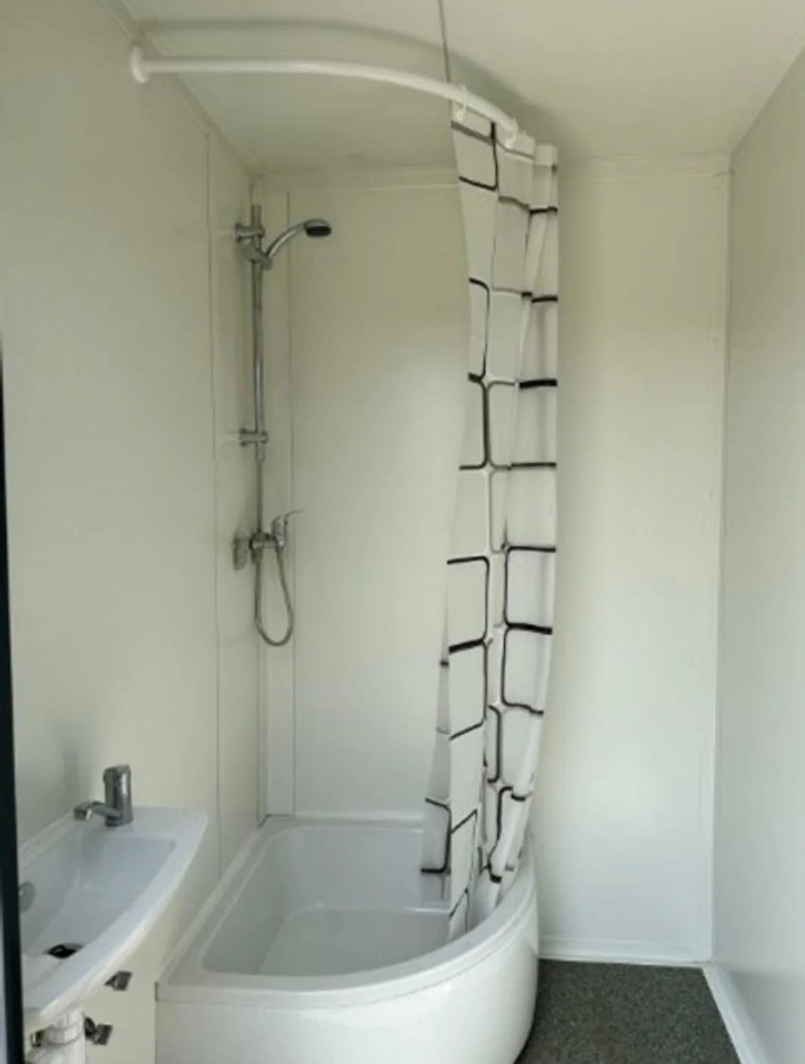 Contenedor sanitario 3 cabanas wc, urinario + caldera, ducha — Contenedores sanitarios en venta en España — imagen 2