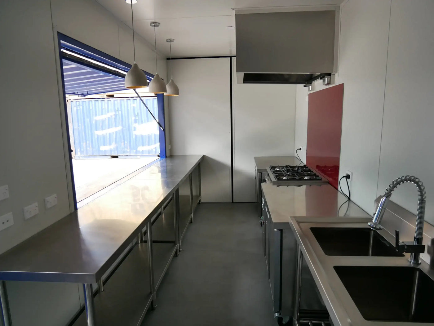 Café en contenedor marítimo con fachada de madera — Contenedores bar y cafetería en venta en España — imagen 2